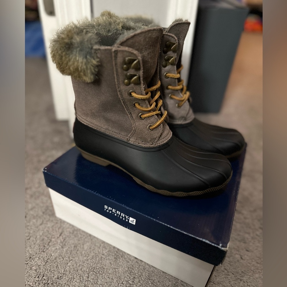 Women’s Sperry snow boots